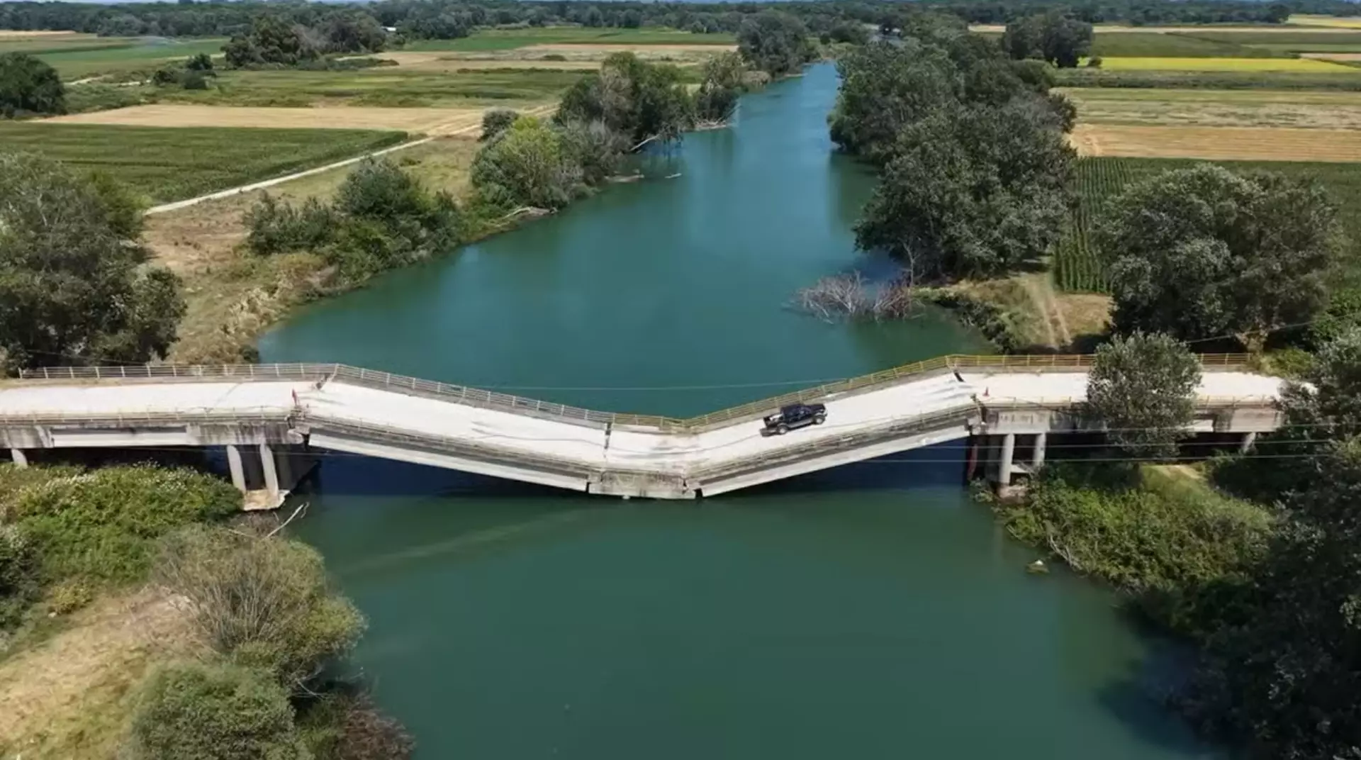 „Ne jucăm cu moartea”. Șoferii din Grecia traversează zilnic un pod prăbușit pentru a evita un ocol de 30 de kilometri